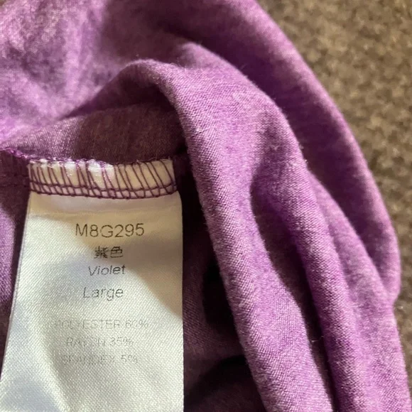 Size lg violet top with short lace sleeves - Picture 4 of 4